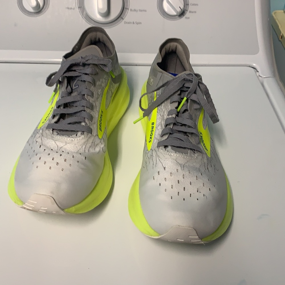 BROOKS - Picture 3 of 9